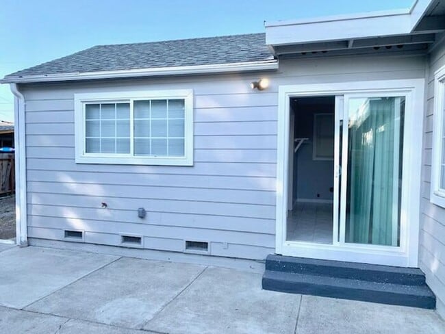 Building Photo - Great 3 bed 1.5 bath House with Garage in ...