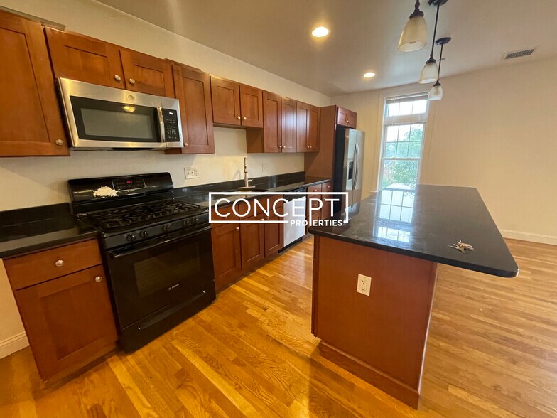 Building Photo - 53 Circuit St