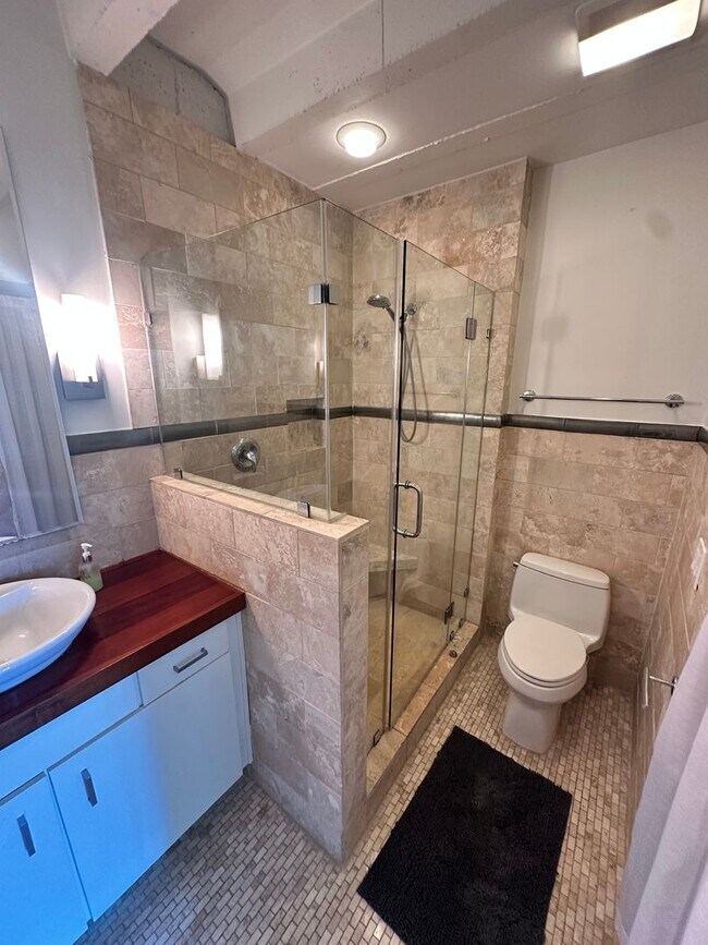 Building Photo - 1 BED | 1.5 BATH | HIGH RISE CONDO | DOWNTOWN SAVANNAH | E Liberty & Drayton St
