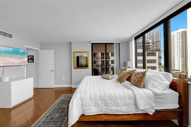 Building Photo - 540 Brickell Key Dr