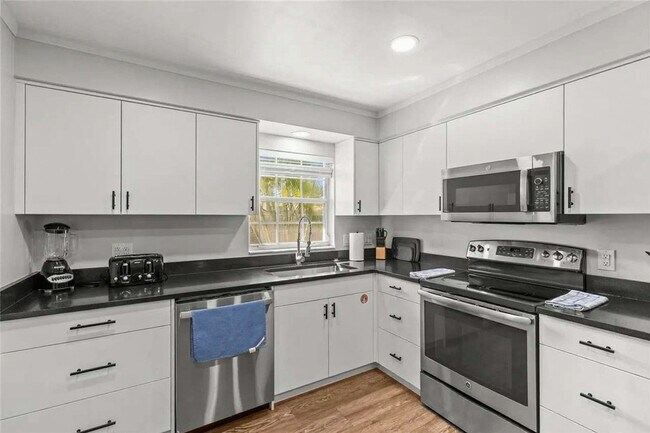 Building Photo - 1596 Idle Dr NE