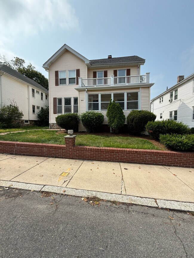Building Photo - 204 Maple St