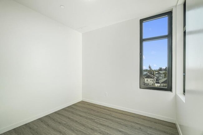 Building Photo - New Contemporary Sunny Apartment With Views