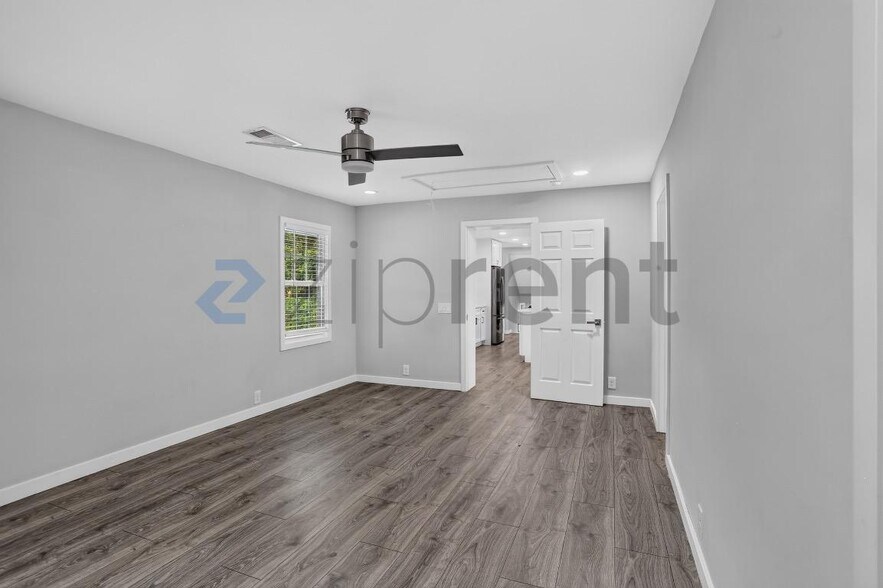 Building Photo - Unit