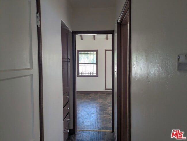 Building Photo - 644 W 40th Pl