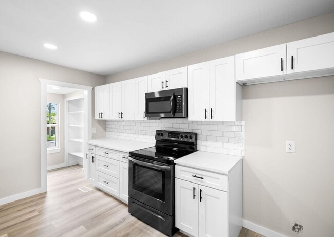 Building Photo - Beautiful remodeled home in Bolivar located near the square! 3 bedrooms, 2.5 baths and a detached...