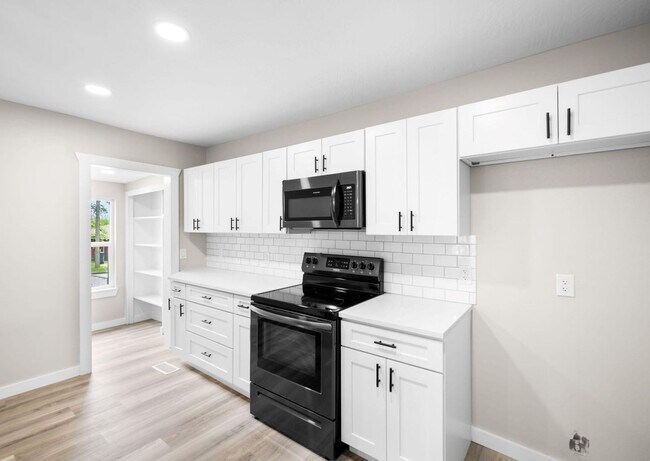 Building Photo - Beautiful remodeled home in Bolivar with fenced in yard -3 bedrooms, 2.5 baths and a detached 1 c...