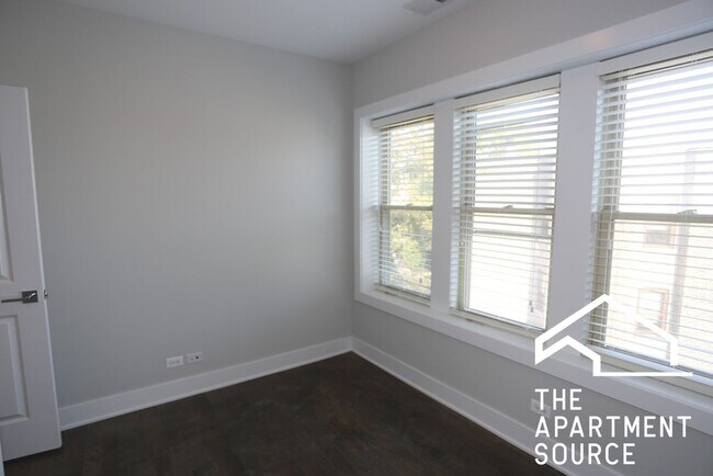 Building Photo - 3915 N Janssen Ave