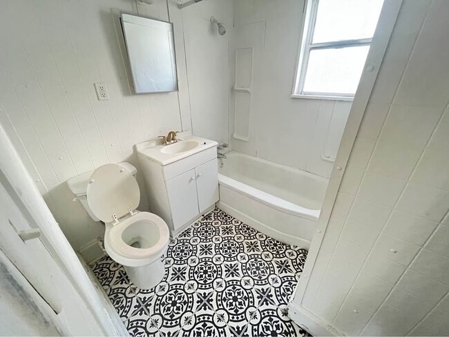 Building Photo - 1405 Wyman St NE
