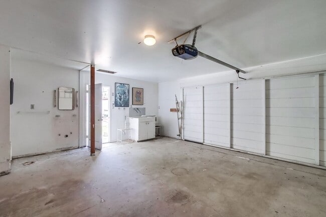 Building Photo - Charming 3 Bedroom Kensington Home