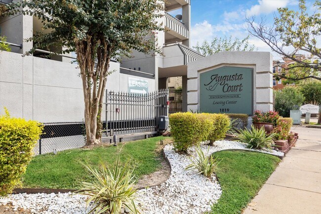 Building Photo - 1819 Augusta Dr