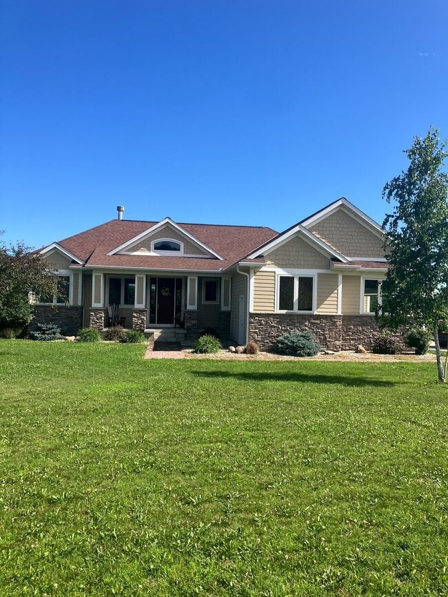 Building Photo - 220 Meadow Woods Dr