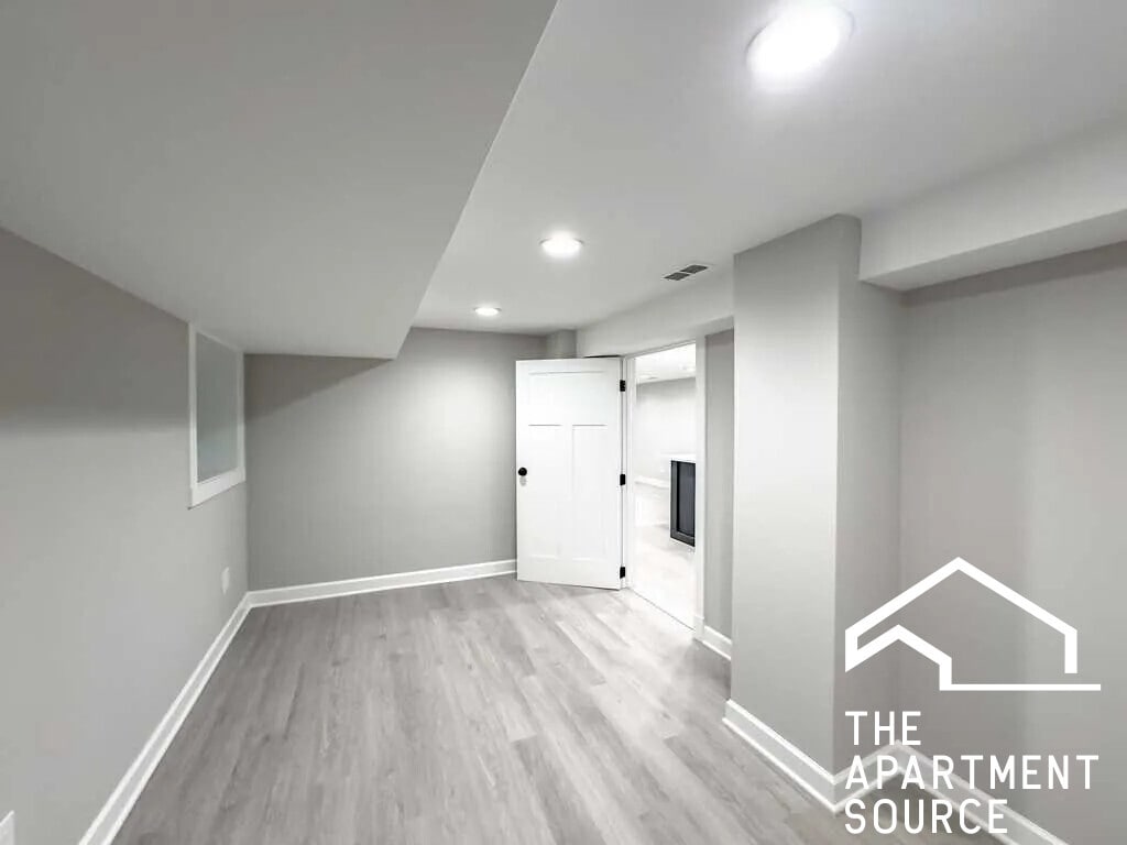 Building Photo - 1536 N Hamlin Ave
