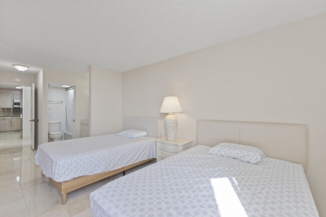 Building Photo - 1910 Ala Moana Blvd