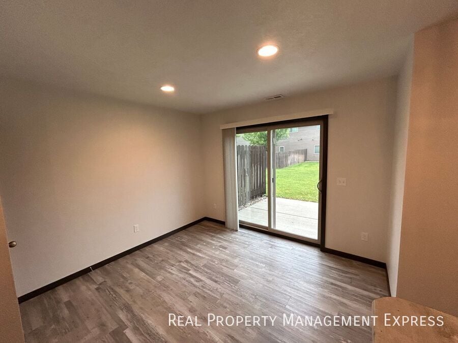 Building Photo - 2214 S Ronsiek Ave