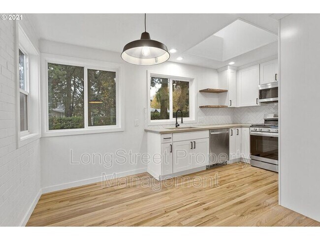 Building Photo - 6014 SE Insley St