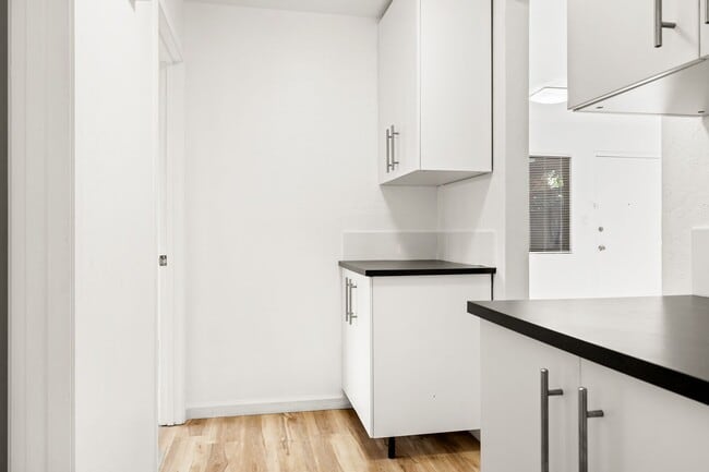 Building Photo - Secluded Rockridge 2BD | Parking Included | Near BART, Shops & Dining