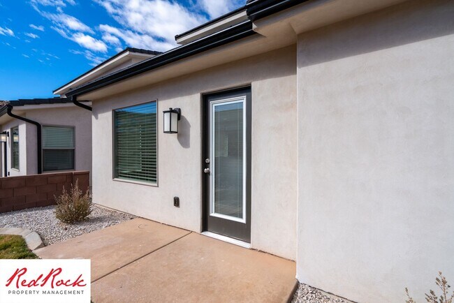Building Photo - Innovative Design! 4 Bedroom Home in the Beautiful Desert Playa Community