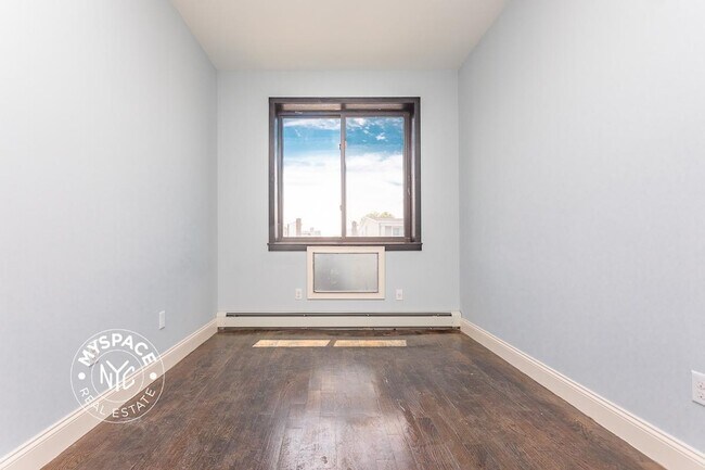 Building Photo - 39 Suydam St