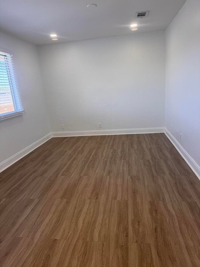 Building Photo - 805 Tiffany Dr W