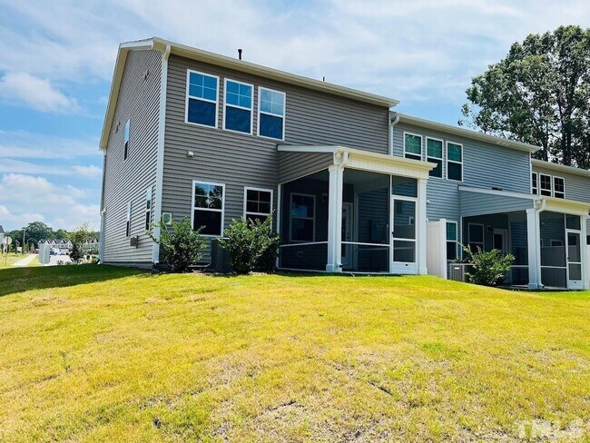 Building Photo - End Unit Townhome for Rent 3 bedroom Double Garage