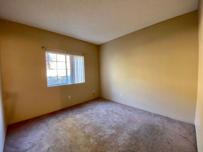 Building Photo - RB 2 Br 2 BathPetOK+washer+Dryer All Appl 2 Prkg spots>TEXT 858-774-1574