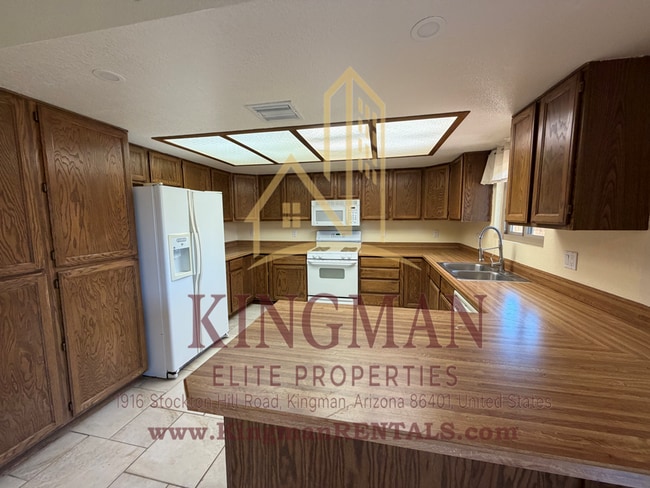 Building Photo - 3 Bedroom / 2 Bath Home with Courtyard Entry, Fireplace & Spacious Backyard