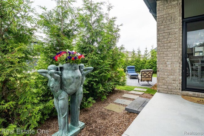 Building Photo - 850 Marlayna Dr