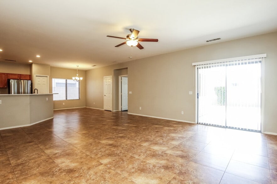 Building Photo - 505 W Del Rio Ln