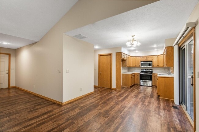 Building Photo - All brick home in Glendale schools!