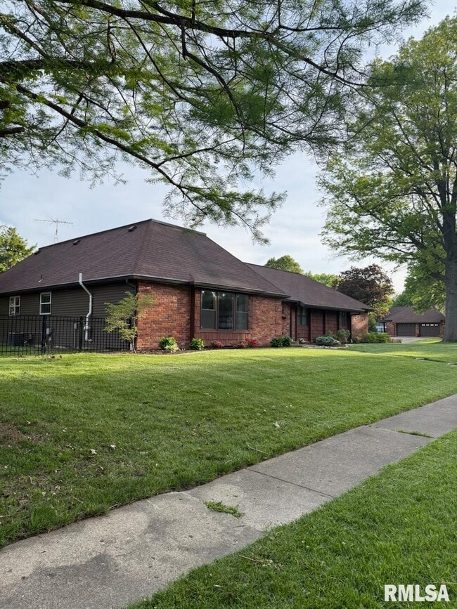 Building Photo - 90 Pinehurst Dr