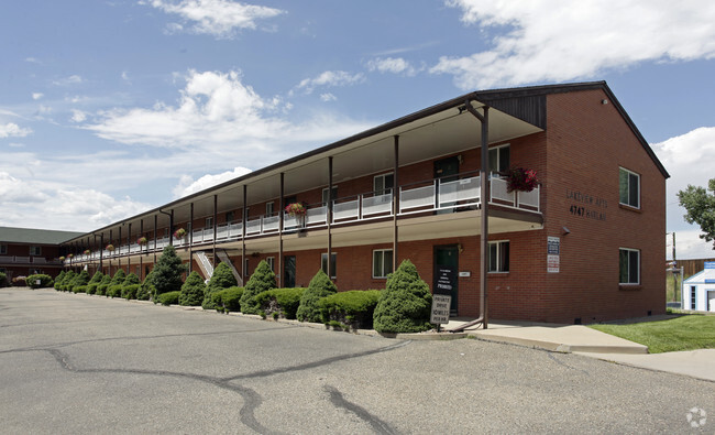 Primary Photo - Lakeview Apartments