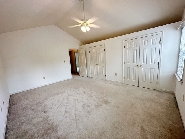Building Photo - 4 Bedroom Townhouse Near Chesterfield Cour...