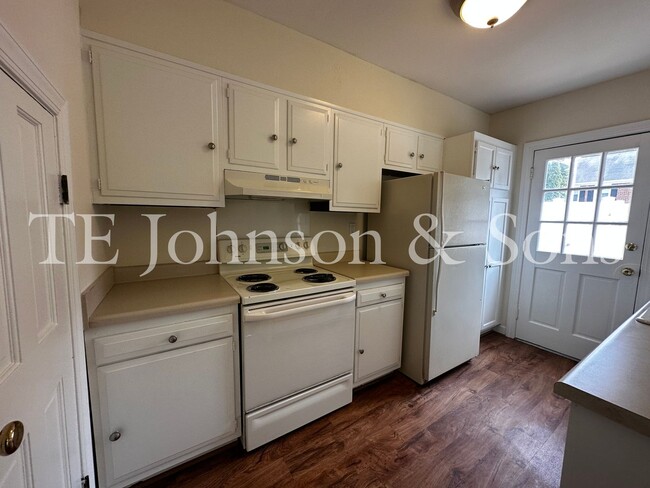 Building Photo - Charming 2-Bedroom Townhome with Ensuite B...