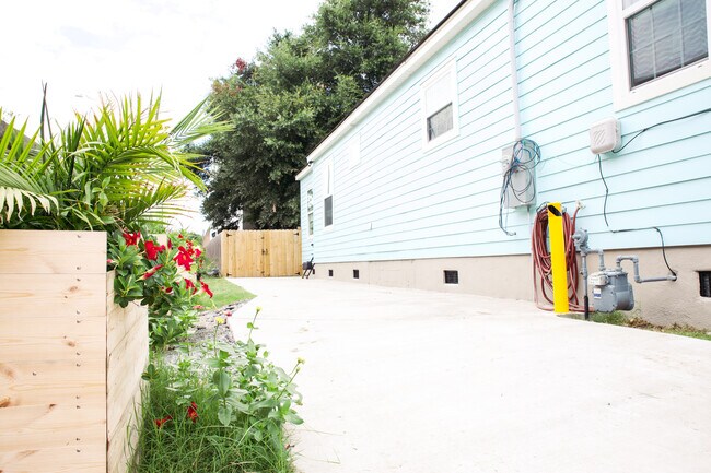 parking - 10 Riker St