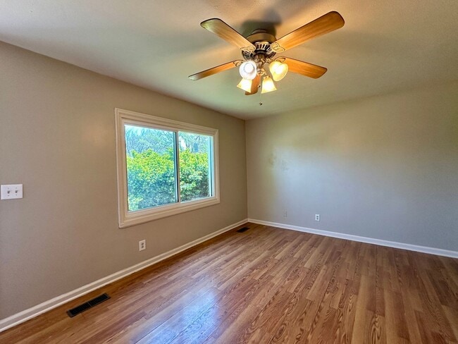 Building Photo - 3 Bedroom - 2 Bathroom Bargain Wichita, KS