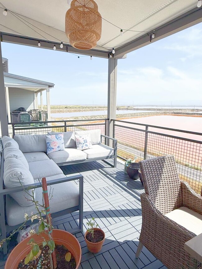 Building Photo - 9776 Seawind Wy