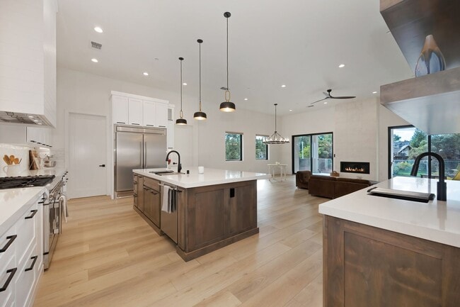 Building Photo - Waterfront 4 bed 4 bath 3,887 sq. ft.
