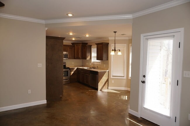 Building Photo - 210 Lake Dr