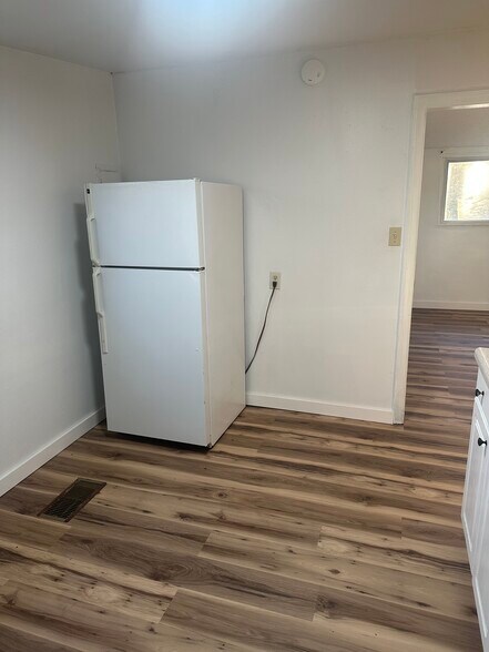 Building Photo - 404 Riverview Dr