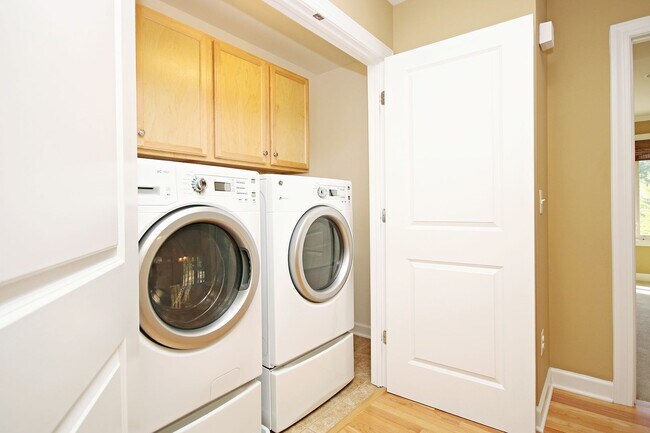 Building Photo - Spacious Downtown Home Convenient to UVA Medical Center