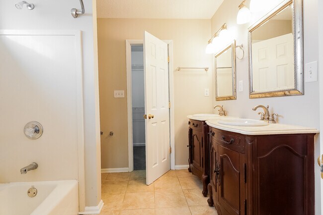 Building Photo - 2012 Russet Meadows Ct