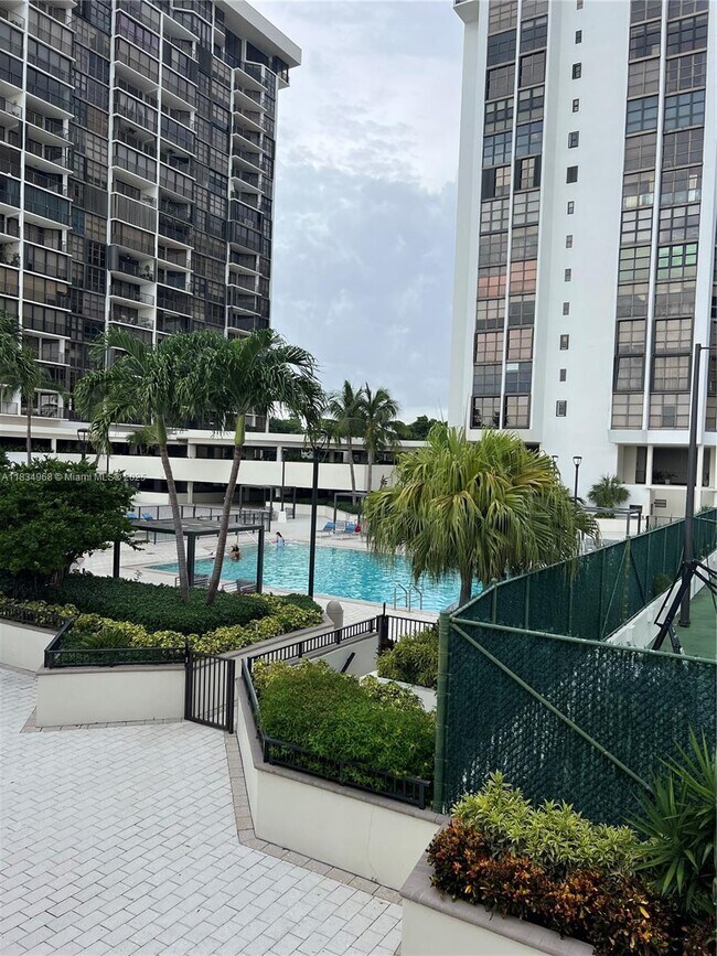 Building Photo - 1915 Brickell Ave