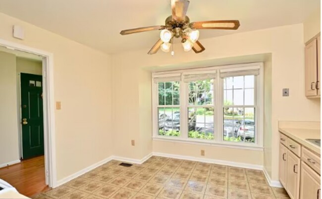 Building Photo - Charming 3-Level Townhome Backing to Woods in Prime Alexandria Location