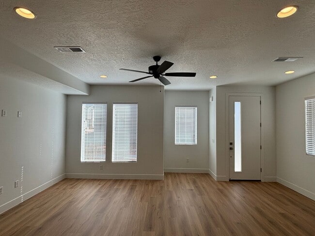 Building Photo - Woodland Estates Townhome! - END UNIT!!
