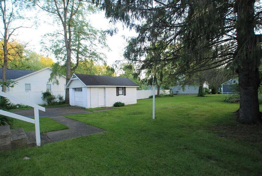 Building Photo - 146 Meadville St