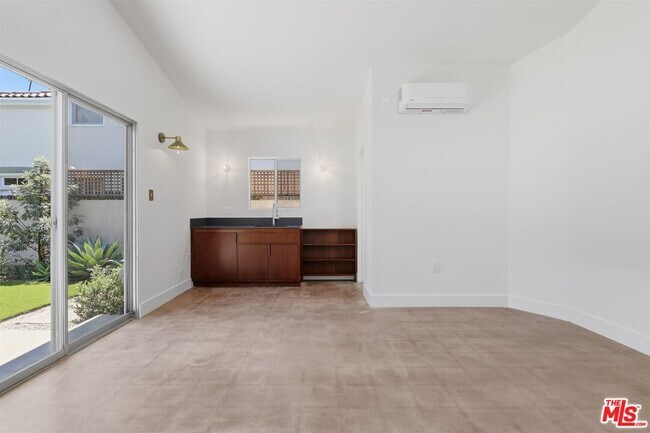 Building Photo - 444 S Windsor Blvd