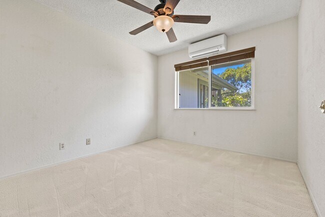 Building Photo - Pet Friendly Pearl City Townhouse with A/C
