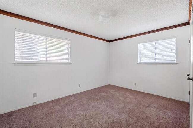 Building Photo - 10604 School House Ln