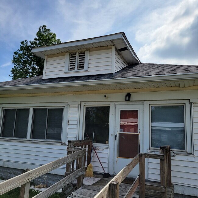 Building Photo - Spacious 2 Bedroom with detached 2 car garage